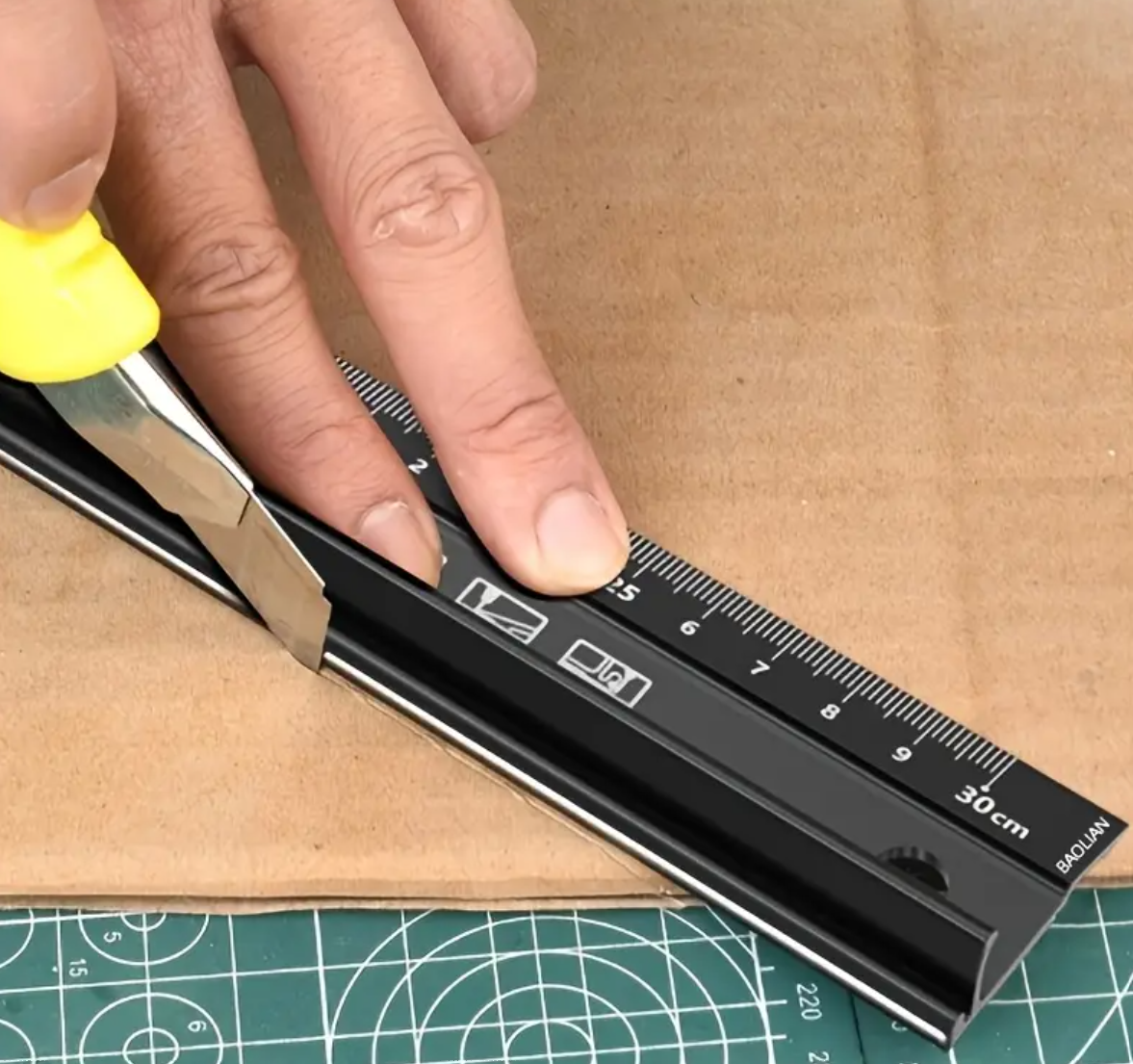 Regla con proteccion de alumino de 30 cm
