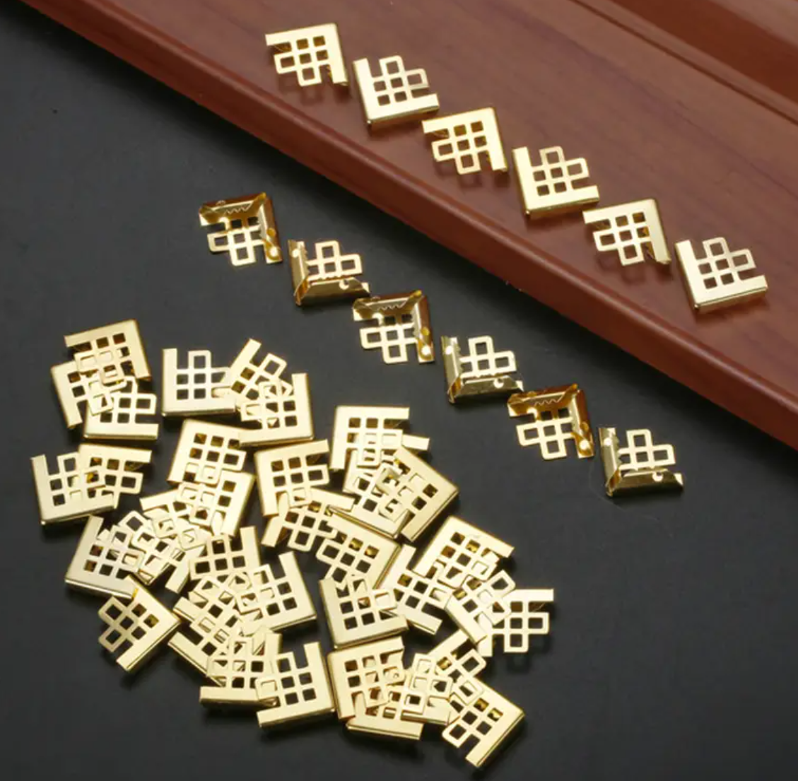 Esquinero de metal entrecruzado