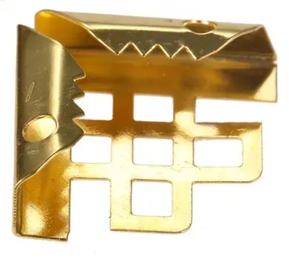 Esquinero de metal entrecruzado