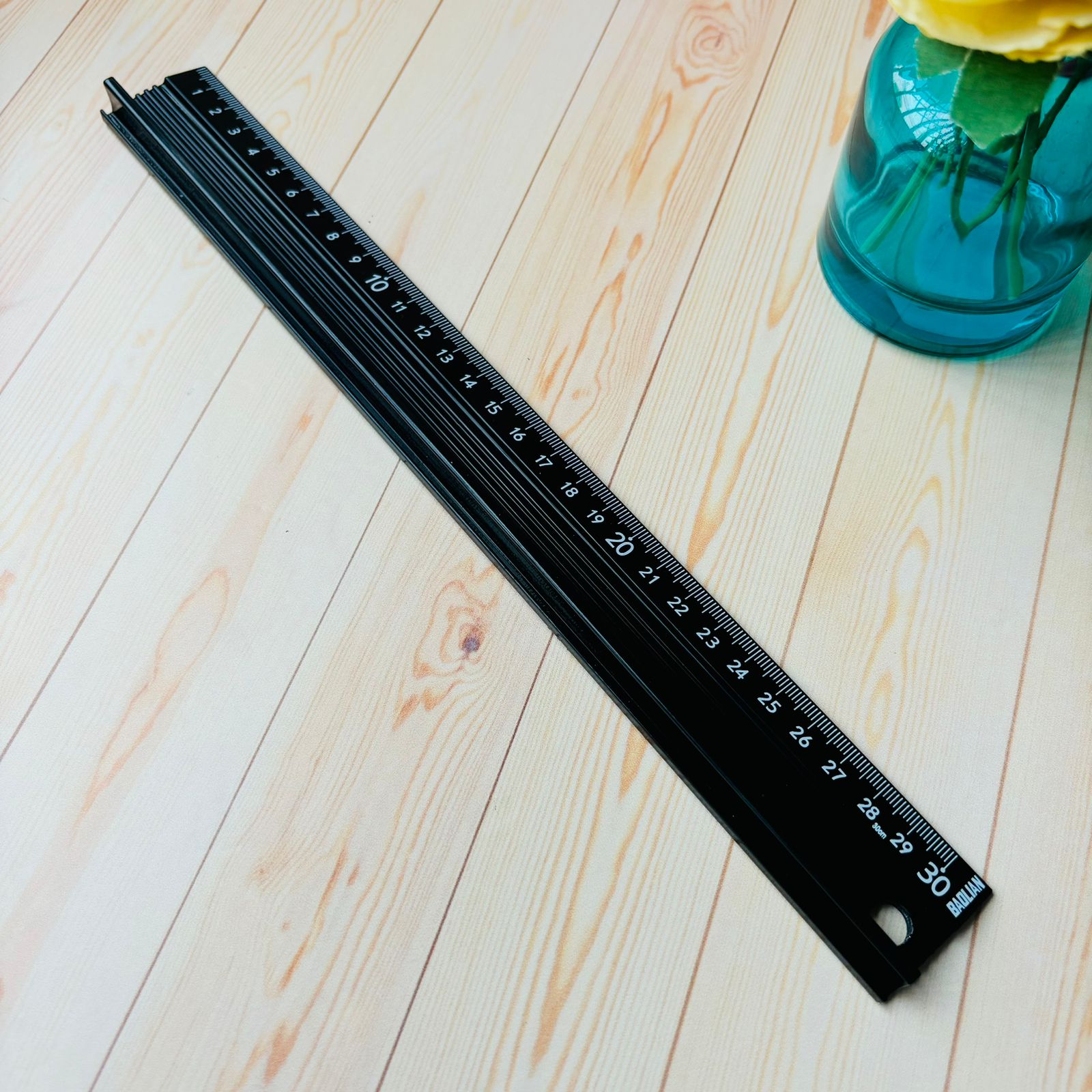 Regla con proteccion de alumino de 30 cm